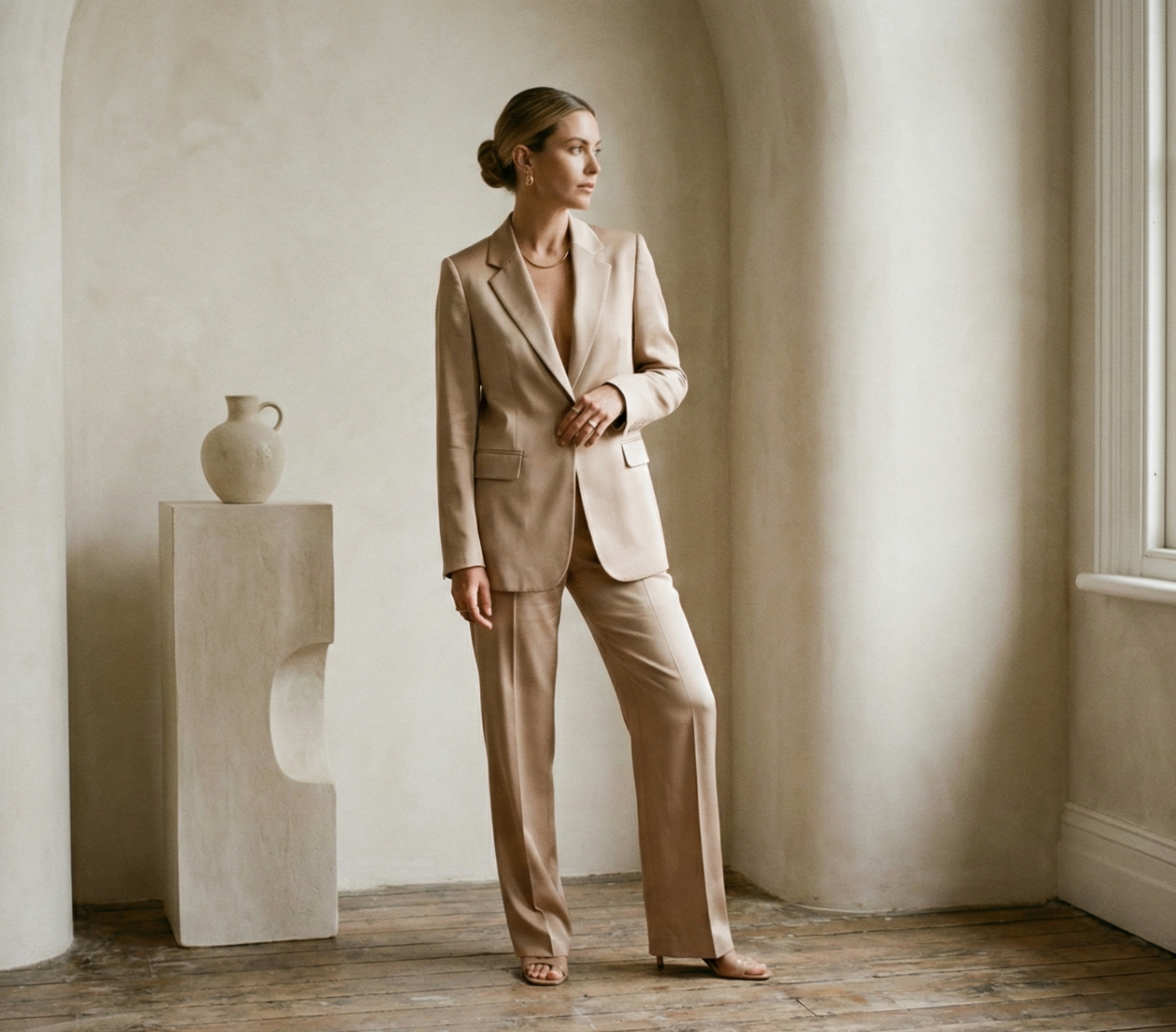 Femme élégante en tailleur beige